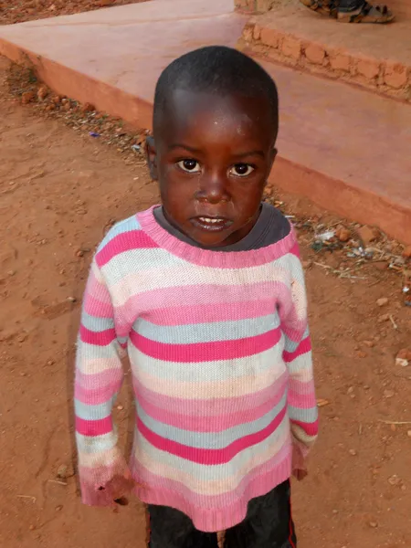 Sorriso per l'Africa 134 - Momenti di vita quotidiana del bambino africano — Foto Stock