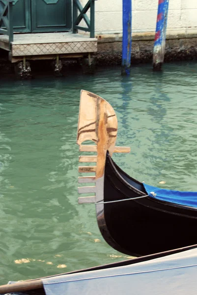 Gondola je symbolem Benátek — Stock fotografie