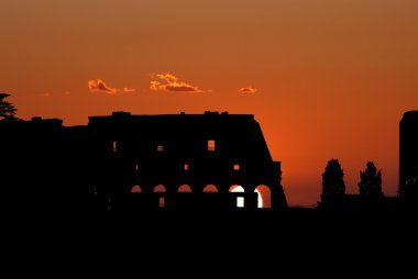 gün batımında colosseum - Roma - İtalya