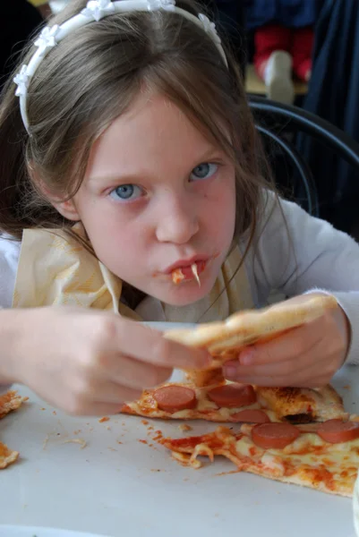 A kislány, és pizza — Stock Fotó