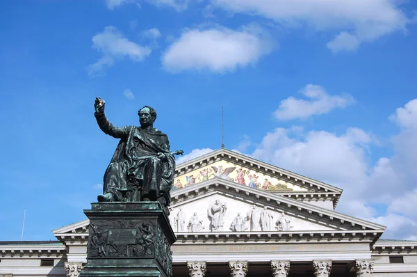 Staty på torget teatern i München - Tyskland — Stockfoto