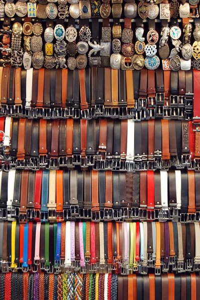 Un banco del mercado en Florencia - Cinturón de cuero — Foto de Stock