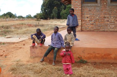 görünümünü Afrika çocuk - köy pomerini - Tanzanya - yüzler üzerinde Ağustos 2013