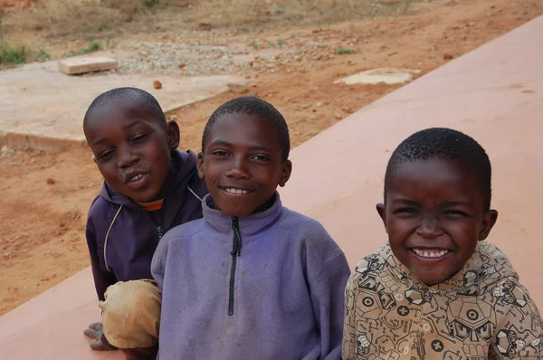 La mirada de África en los rostros de los niños - Village Pomerini - Tanzania - Agosto 2013 — Foto de Stock