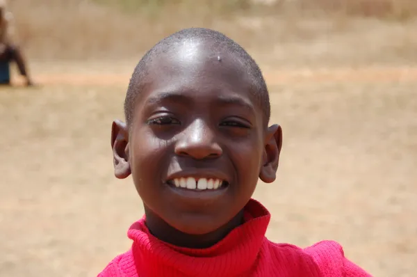 A kinézetét Afrika arcok gyermekek - falu Pomerini - Tanzánia - 2013 augusztusának — Stock Fotó