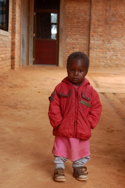 Lo sguardo dell'Africa sui volti dei bambini - Village Pomerini - Tanzania - agosto 2013 — Foto Stock