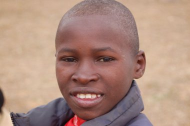 görünümünü Afrika çocuk - köy pomerini - Tanzanya - yüzler üzerinde Ağustos 2013