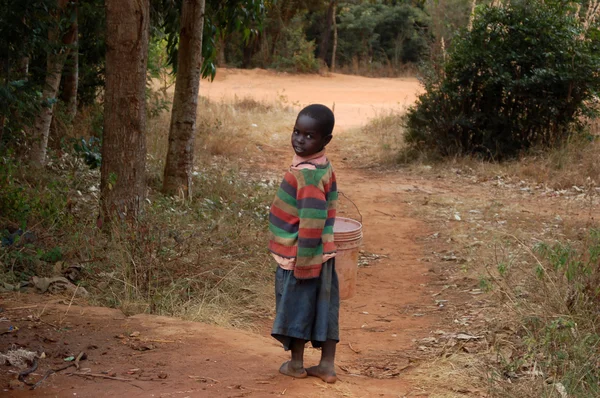 Lo sguardo dell'Africa sui volti dei bambini - Village Pomerini - Tanzania - agosto 2013 — Foto Stock