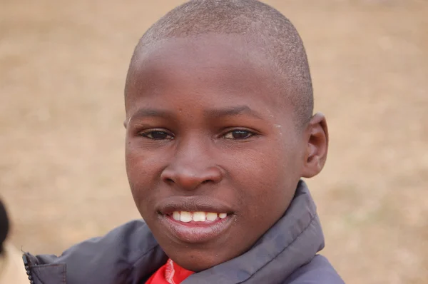 Pohled z Afriky na tvářích dětí - vesnice pomerini - Tanzanie - srpen 2013 — Stock fotografie