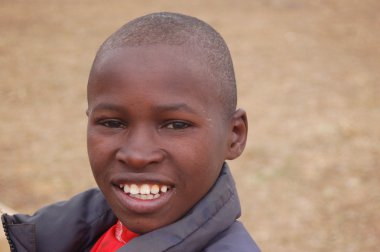 görünümünü Afrika çocuk - köy pomerini - Tanzanya - yüzler üzerinde Ağustos 2013
