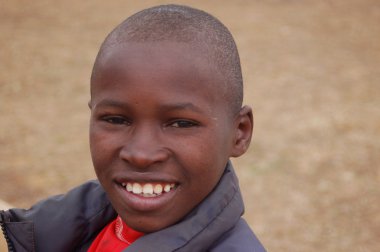görünümünü Afrika çocuk - köy pomerini - Tanzanya - yüzler üzerinde Ağustos 2013