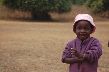 görünümünü Afrika çocuk - köy pomerini - Tanzanya - yüzler üzerinde Ağustos 2013