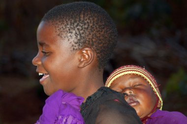görünümünü Afrika çocuk - köy pomerini - Tanzanya - yüzler üzerinde Ağustos 2013 -