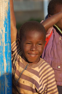 görünümünü Afrika çocuk - köy pomerini - Tanzanya - yüzler üzerinde Ağustos 2013 -