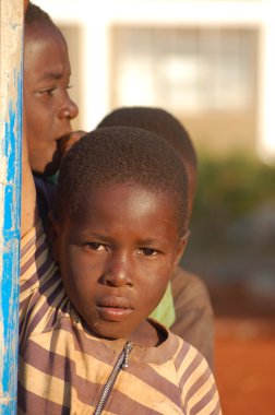 görünümünü Afrika çocuk - köy pomerini - Tanzanya - yüzler üzerinde Ağustos 2013 -