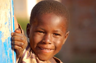 görünümünü Afrika çocuk - köy pomerini - Tanzanya - yüzler üzerinde Ağustos 2013 -