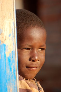 görünümünü Afrika çocuk - köy pomerini - Tanzanya - yüzler üzerinde Ağustos 2013 -