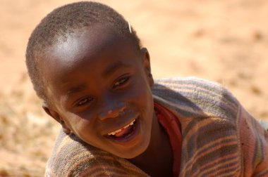 görünümünü Afrika çocuk - köy pomerini - Tanzanya - yüzler üzerinde Ağustos 2013 -