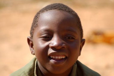 görünümünü Afrika çocuk - köy pomerini - Tanzanya - yüzler üzerinde Ağustos 2013 -