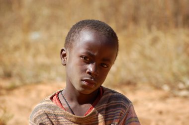 görünümünü Afrika çocuk - köy pomerini - Tanzanya - yüzler üzerinde Ağustos 2013 -