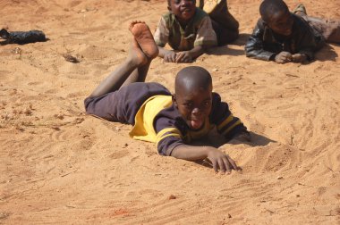 görünümünü Afrika çocuk - köy pomerini - Tanzanya - yüzler üzerinde Ağustos 2013 -