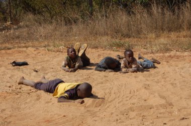 görünümünü Afrika çocuk - köy pomerini - Tanzanya - yüzler üzerinde Ağustos 2013 -
