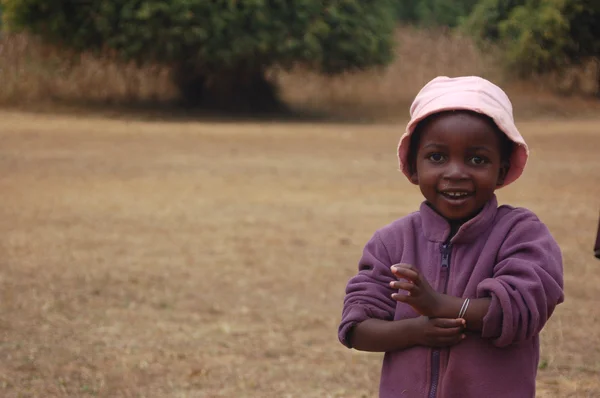 Wygląd z Afryki na twarzach dzieci - wieś pomerini - tanzania - sierpień 2013 — Zdjęcie stockowe
