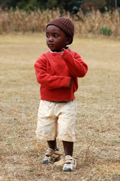 Pohled z Afriky na tvářích dětí - vesnice pomerini - Tanzanie - srpen 2013 - — Stock fotografie