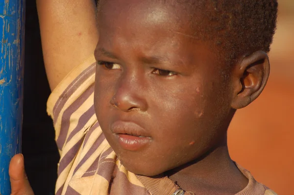 Lo sguardo dell'Africa sui volti dei bambini - Village Pomerini - Tanzania - agosto 2013  - — Foto Stock