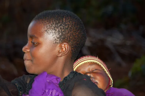 A kinézetét Afrika arcok gyermekek - falu Pomerini - Tanzánia - 2013 augusztusának - — Stock Fotó