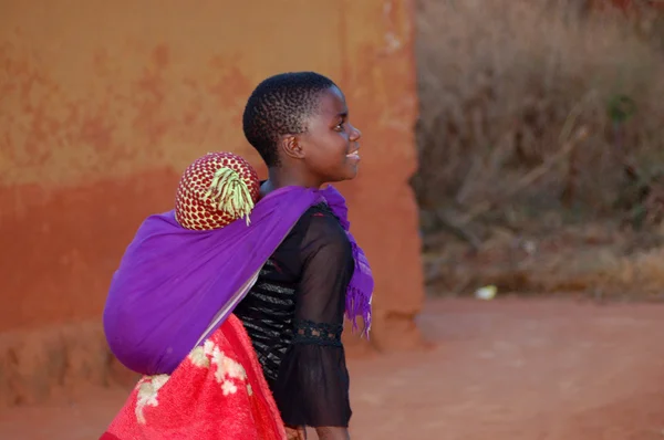 Lo sguardo dell'Africa sui volti dei bambini - Village Pomerini - Tanzania - agosto 2013  - — Foto Stock