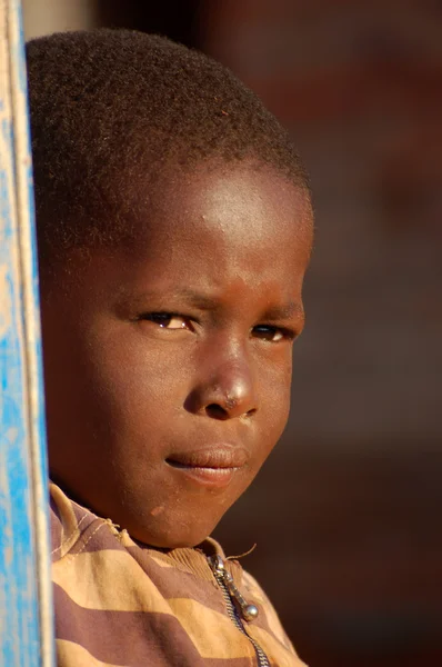 A kinézetét Afrika arcok gyermekek - falu Pomerini - Tanzánia - 2013 augusztusának — Stock Fotó