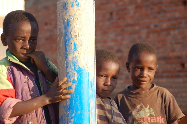 La mirada de África en los rostros de los niños - Village Pomerini - Tanzania - Agosto 2013  - — Foto de Stock