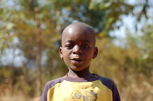 Wygląd z Afryki na twarzach dzieci - wieś pomerini - tanzania - sierpień 2013 - — Zdjęcie stockowe