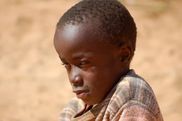 A kinézetét Afrika arcok gyermekek - falu Pomerini - Tanzánia - 2013 augusztusának - — Stock Fotó