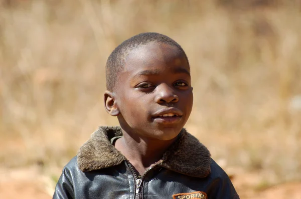 Utseendet på Afrika i ansiktet på barnen - byn pomerini - tanzania - augusti 2013 - — Stockfoto