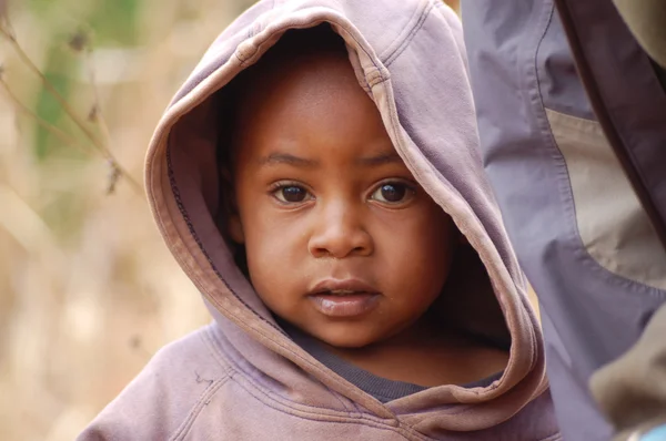 Pohled z Afriky na tvářích dětí - vesnice pomerini - Tanzanie - srpen 2013 - — Stock fotografie