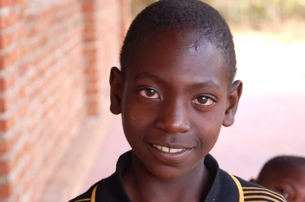 De blik van Afrika op de gezichten van kinderen - dorp pomerini - tanzania - augustus 2013 — Stockfoto