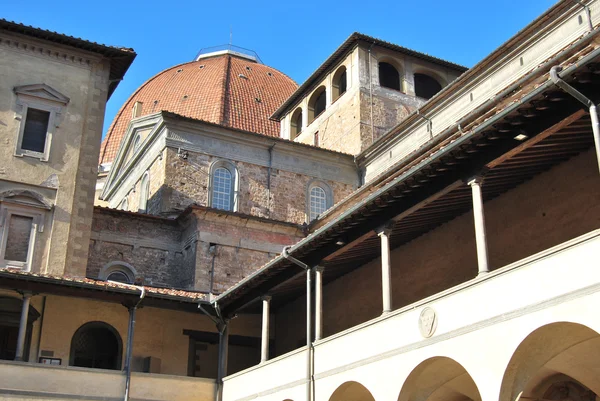 O antigo claustro de San Lorenzo em Florença - Toscana - Itália — Fotografia de Stock