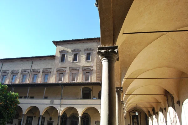 El antiguo claustro de San Lorenzo en Florencia - Toscana - Ital — Foto de Stock