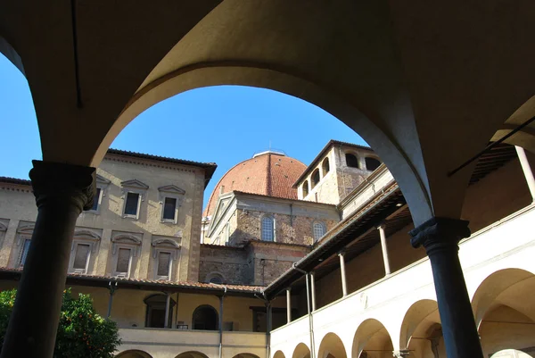 El antiguo claustro de San Lorenzo en Florencia - Toscana - Italia — Foto de Stock