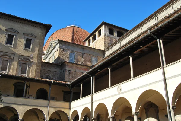 O antigo claustro de San Lorenzo em Florença - Toscana - Itália — Fotografia de Stock