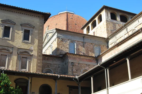 El antiguo claustro de San Lorenzo en Florencia - Toscana - Italia —  Fotos de Stock