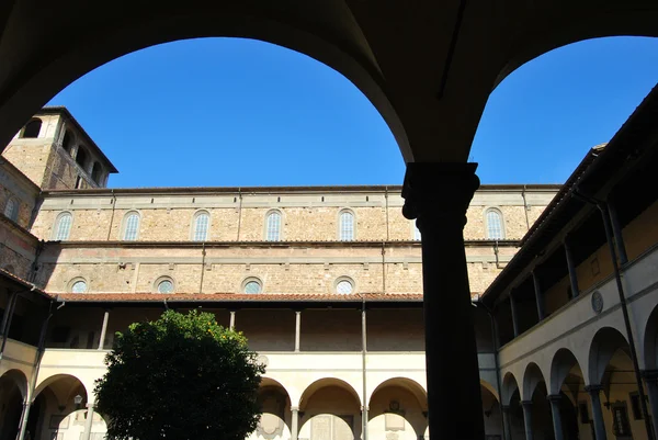 O antigo claustro de San Lorenzo em Florença - Toscana - Itália — Fotografia de Stock