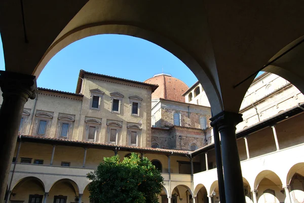 O antigo claustro de San Lorenzo em Florença - Toscana - Itália — Fotografia de Stock