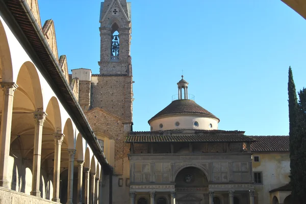 Claustro de la Basílica de Santa Croce en Florencia - Italia — Foto de Stock