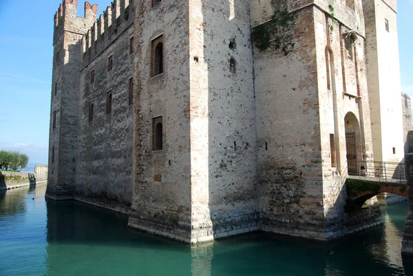 Zamku Sirmione na jezioro garda - brescia - Włochy — Zdjęcie stockowe