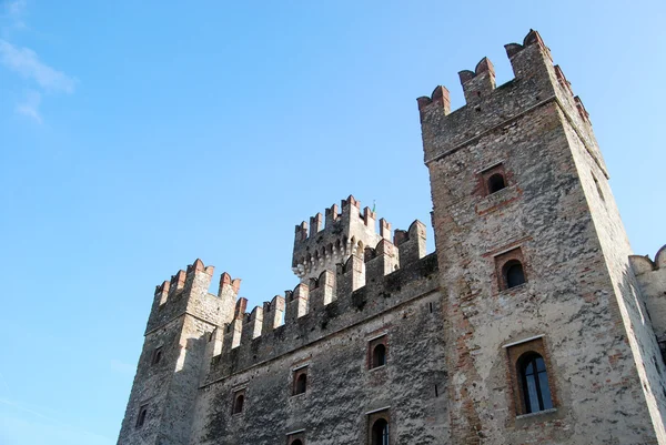 O castelo de Sirmione no Lago de Garda - Brescia - Itália — Fotografia de Stock