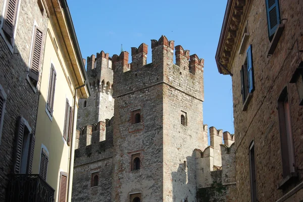 O castelo de Sirmione no Lago de Garda - Brescia - Itália — Fotografia de Stock