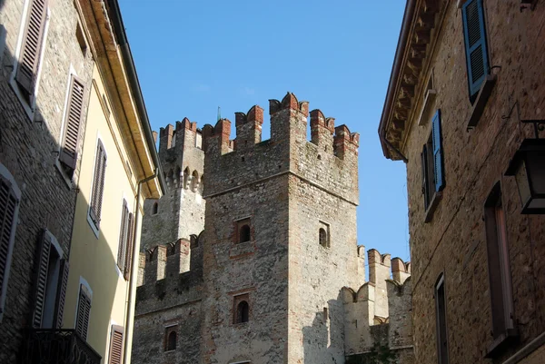 O castelo de Sirmione no Lago de Garda - Brescia - Itália — Fotografia de Stock